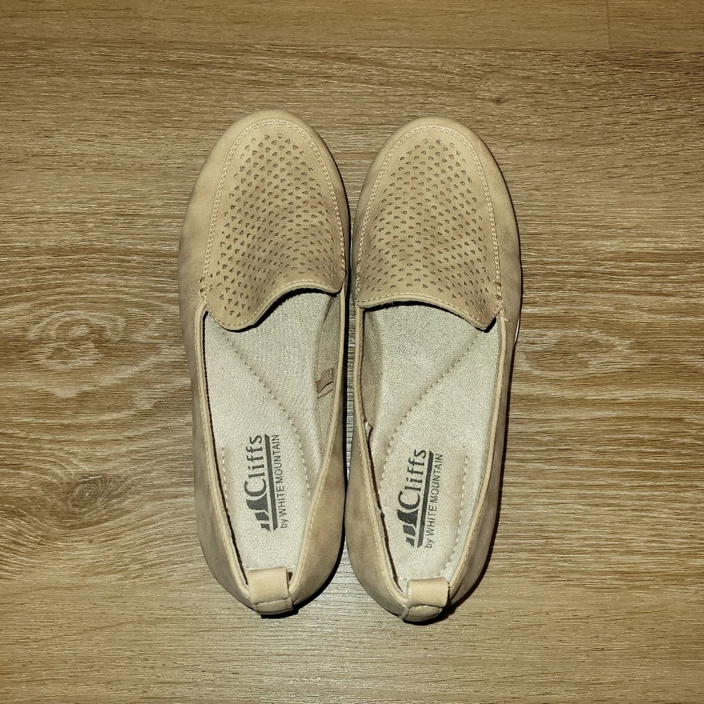 Cliffs by White Mountain Prisha Tan Eyelet Comfort Loafers Womens Size 5.5 M new